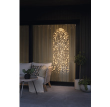 Guirlande lumineuse décorative à l''extérieur avec coin salon.