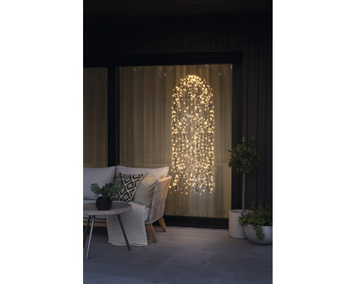 Guirlande lumineuse décorative à l''extérieur avec coin salon.