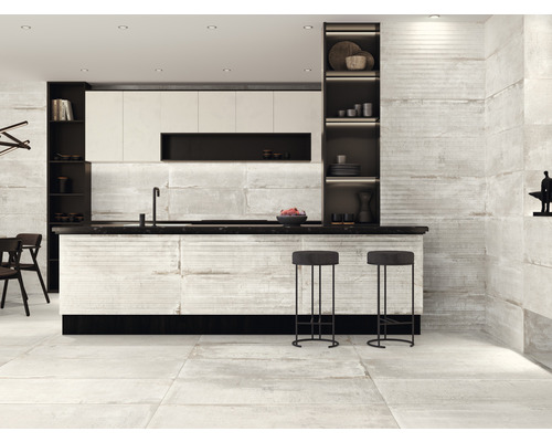 Cuisine claire avec kitchenette, tabourets de bar et carrelage