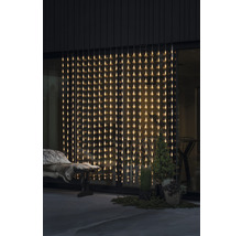Guirlande lumineuse décorative devant un bâtiment, créant une atmosphère lumineuse et accueillante
