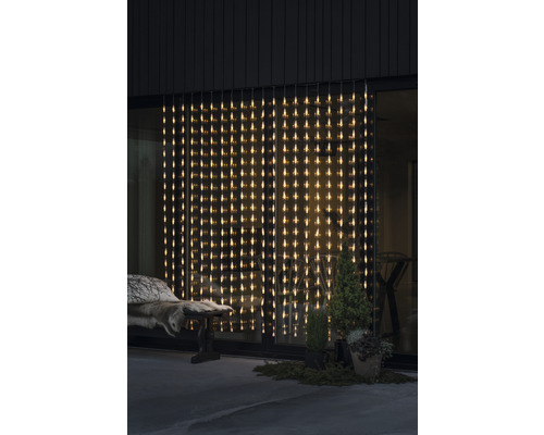 Guirlande lumineuse décorative devant un bâtiment, créant une atmosphère lumineuse et accueillante