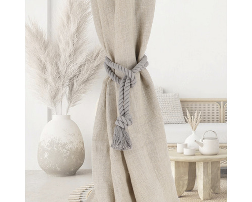 Rideau décoratif avec support de corde dans un salon lumineux.