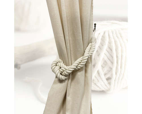 Une boucle décorative en corde maintient le rideau