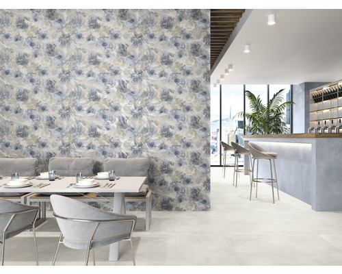 Innenraum mit floral gemusterter Tapete, Esstisch und Bar