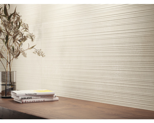 Wandgestaltung mit horizontal strukturierter Fliese und Dekoration