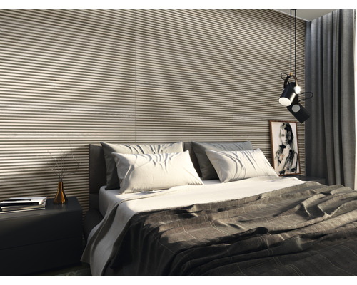 Schlafzimmer mit Bett, Nachttisch und Wandpaneelen