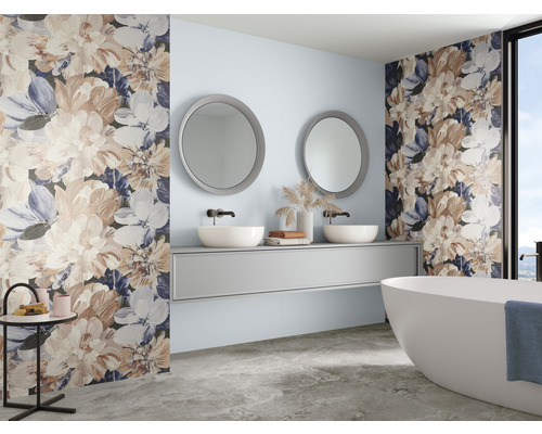 Salle de bains lumineuse avec carrelage mural à motifs floraux, deux miroirs ronds, meuble-lavabo et baignoire