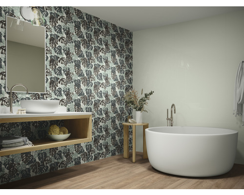 Badezimmer mit freistehender Badewanne, Waschtisch mit Spiegel und gemusterter Tapete