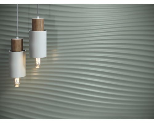 Deux suspensions avec des éléments en bois et en métal devant un mur structuré