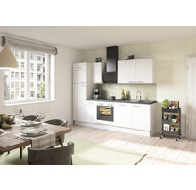 Cuisine claire avec table à manger et chaises dans un espace de vie moderne.