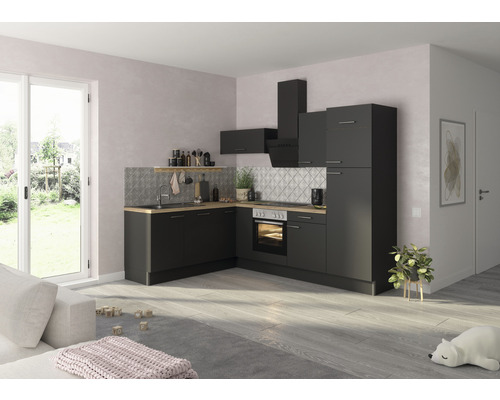 Cuisine complète avec évier, cuisinière, hotte aspirante et éléments hauts dans une pièce lumineuse