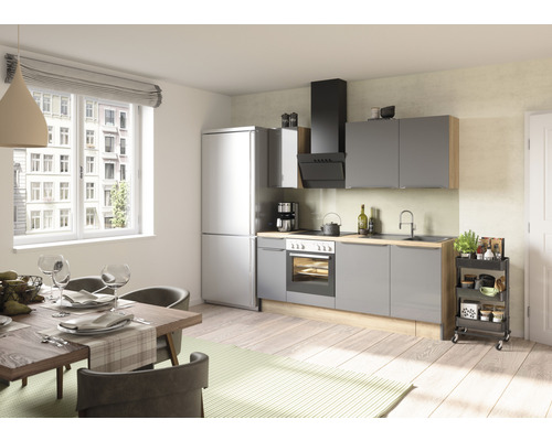 Pièce lumineuse avec cuisine intégrée, table à manger et chaises