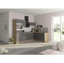 Cuisine moderne et lumineuse avec des armoires grises, des éléments en bois et une hotte noire.