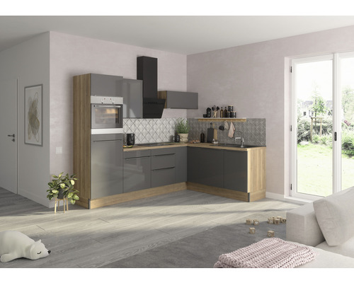 Cuisine moderne et lumineuse avec des armoires grises, des éléments en bois et une hotte noire.