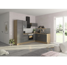 Cuisine claire avec armoires grises, hotte aspirante et éléments en bois