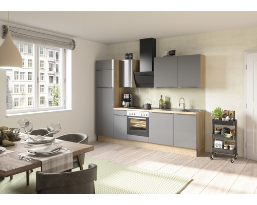 Cuisine claire avec table à manger, chaises et meubles de cuisine en gris et aspect bois