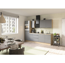 Cuisine lumineuse avec table à manger et chaises