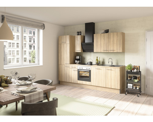 Cuisine lumineuse avec table à manger et desserte