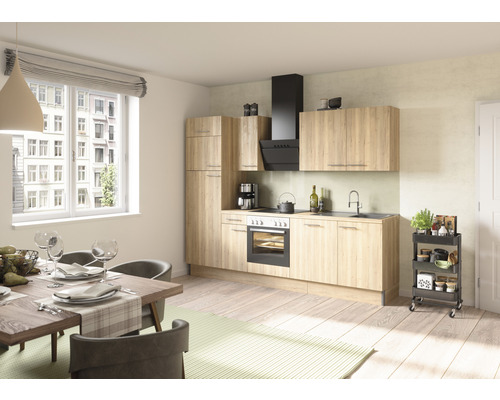 Helle Küche mit Esstisch und Stühlen in einem modern eingerichteten Raum.