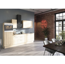 Cuisine moderne avec façades en bois clair, hotte aspirante et four intégré dans un espace de type loft