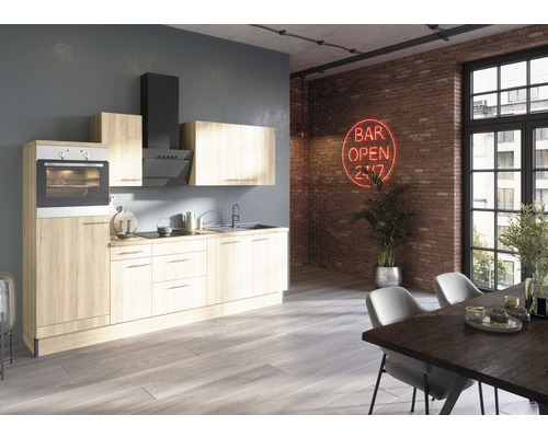 Cuisine moderne avec four intégré, hotte aspirante et évier dans une pièce avec table à manger