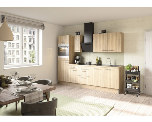 Cuisine lumineuse avec table à manger, chaises et chariot de cuisine