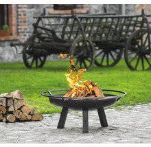 Feuerstelle mit brennendem Holz im Garten