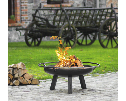 Feuerstelle mit brennendem Holz im Garten