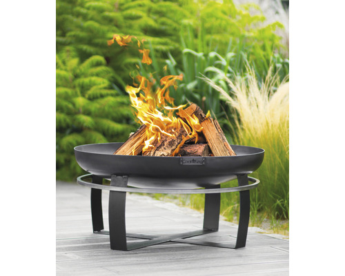 Feuerschale mit Holz im Garten