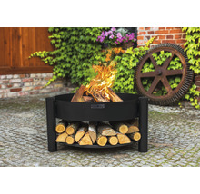 Feuerschale aus Stahl mit Holz und Feuerstelle im Garten