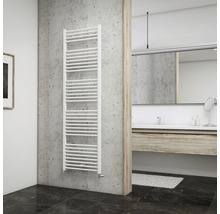 Badezimmer mit Handtuchwärmer an der Wand