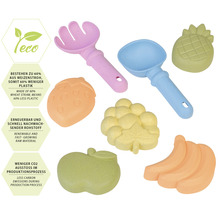 Sandspielzeug Set aus Weizenstroh und Kunststoff mit Obst- und Gemüseformen, inklusive Schaufel und Harke