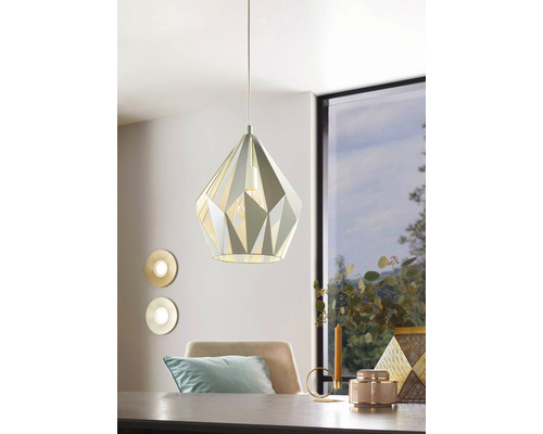 Dekorative Hängeleuchte mit geometrischem Design über einem Esstisch.