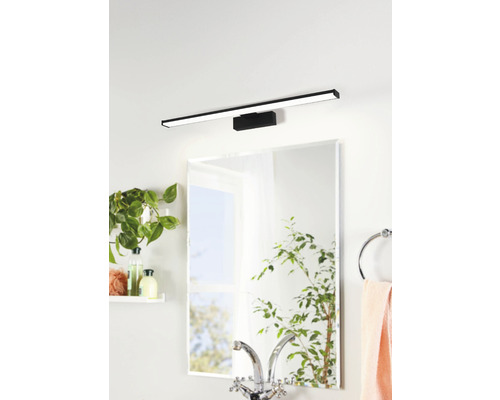 Salle de bain avec miroir rectangulaire et luminaire LED