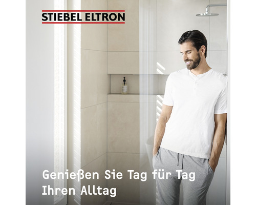 Mann im Badezimmer mit Dusche und Stiebel Eltron Logo