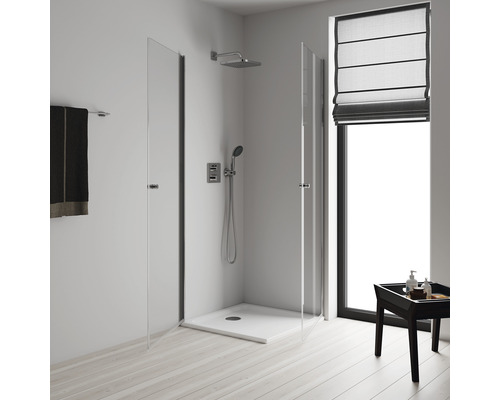 Badezimmer mit Walk-In Dusche mit transparenten Duschwänden, Duschkopf und Handbrause