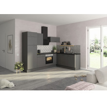 Cuisine linéaire grise avec évier, cuisinière et hotte aspirante dans une pièce lumineuse.