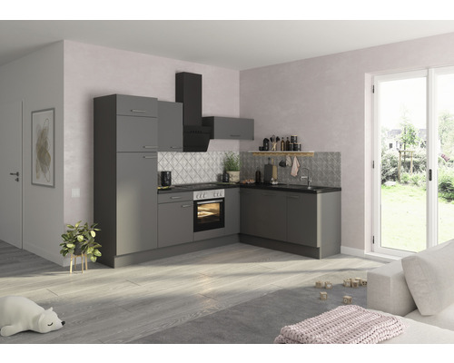 Cuisine linéaire grise avec évier, cuisinière et hotte aspirante dans une pièce lumineuse.