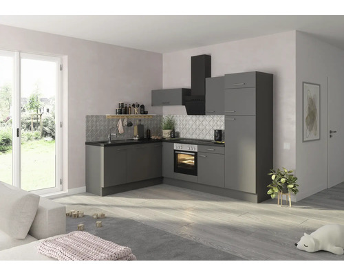 Cuisine d''angle grise avec hotte aspirante dans une pièce lumineuse