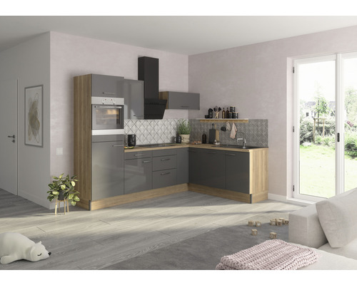 Cuisine moderne avec armoires grises, éléments en bois et hotte aspirante