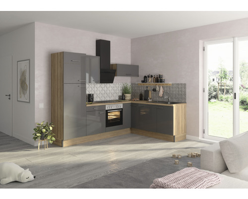 Cuisine intégrée avec façades laquées grises et éléments en bois dans une pièce lumineuse
