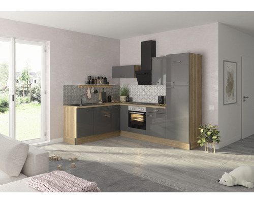 Cuisine moderne avec des armoires grises, des éléments en bois et une hotte aspirante dans une pièce lumineuse.