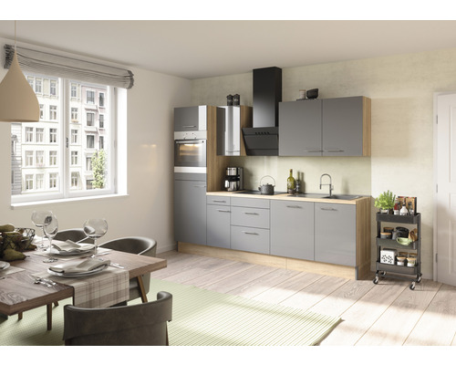 Cuisine lumineuse avec armoires grises, plan de travail en bois, table à manger et chaises