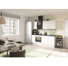 Cuisine claire avec table à manger, chaises et kitchenette avec appareils électriques