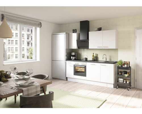 Cuisine claire avec table à manger, chaises et kitchenette avec appareils électriques