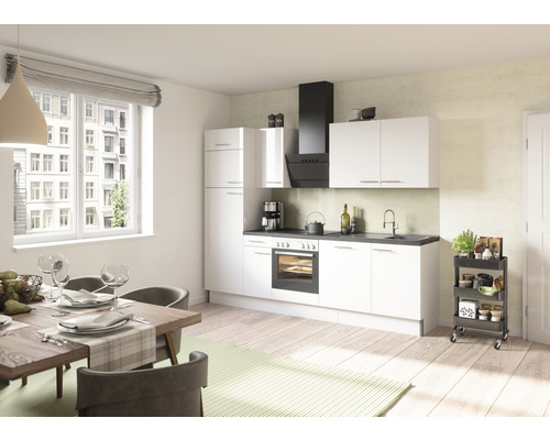 Cuisine lumineuse avec coin repas et équipement moderne