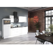 Cuisine moderne avec appareils intégrés, évier et table à manger dans un espace de type loft avec mur en briques