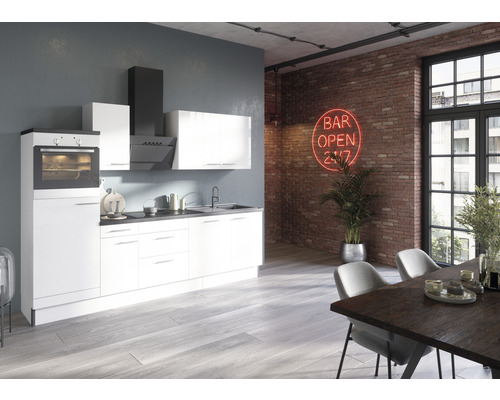 Cuisine moderne avec appareils intégrés, évier et table à manger dans un espace de type loft avec mur en briques