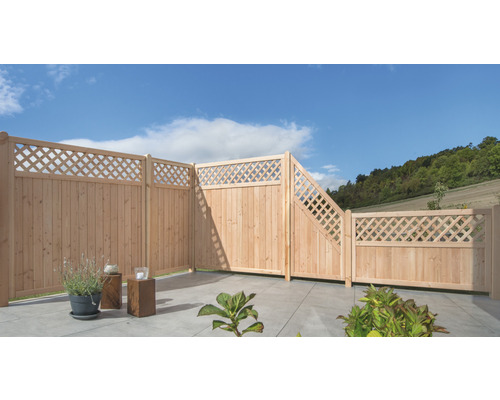 Gartenzaun aus Holz mit Lattenmuster auf einer Terrasse