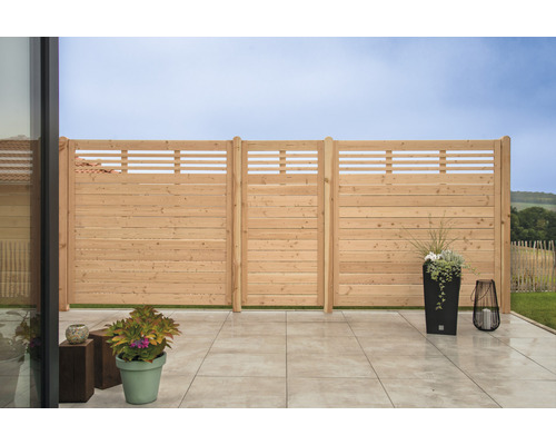Clôture de protection visuelle en bois avec des lamelles horizontales et des bacs à fleurs sur une terrasse